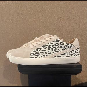 Women’s 7.5 White Raven Shoes